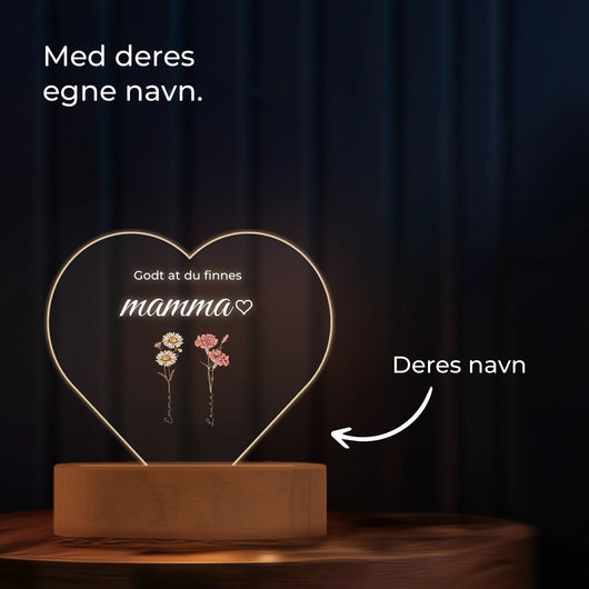 Velora hjertelampe i akryl med barnas navn på fødselsblomster, på sokkel i tre
