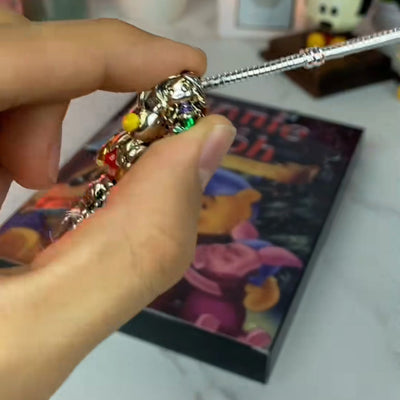 En charm settes på armbåndet foran kalenderesken