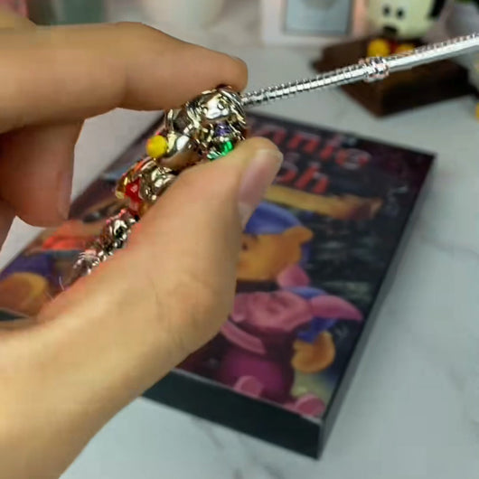 En charm settes på armbåndet foran kalenderesken