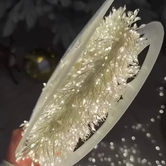 Kela täynnä mikro-LED-valoja kädessä