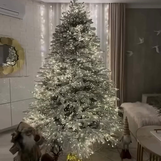 Huurrettu kuusi olohuoneessa täynnä pieniä valoja