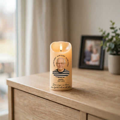 Velora Minne minnelys med norsk trykk staar tent paa en eikekommode
