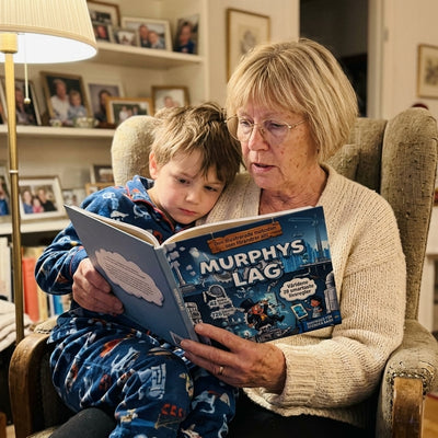 Mormor läser Murphys lag för sitt barnbarn