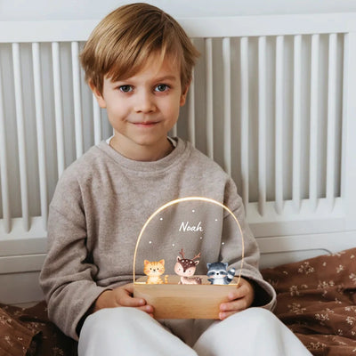 Velora nattlampe med barnets navn og favorittdyr i akryl på sokkel i tre