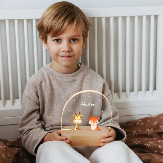 Velora nattlampe med barnets navn og favorittdyr i akryl på sokkel i tre