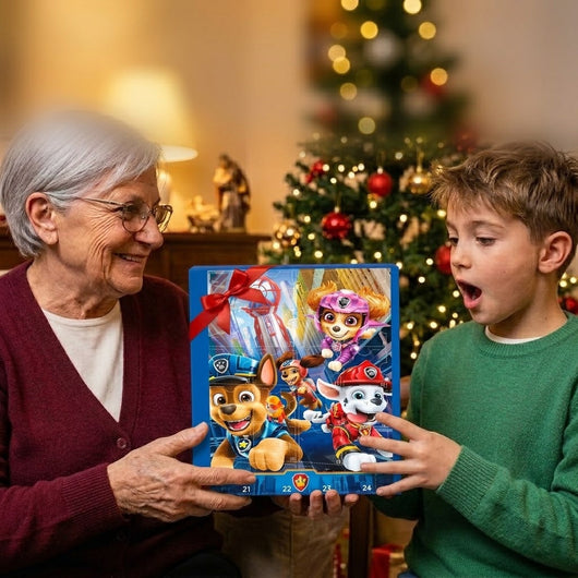 Bestemor gir barnebarnet Paw Patrol julekalenderen ved juletreet