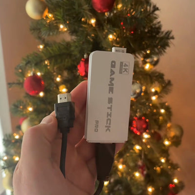 RetroStick Pro 4K HDMI-pluggen foran juletreet