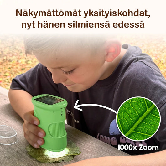 Et barn ser på et blad med det grønne Eventyrmikroskopet, 1000x forstørrelse