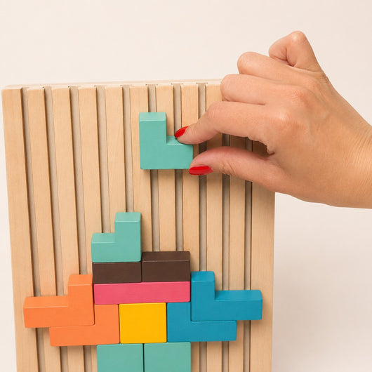 Velora Tetris-puslespill i tre med ramme, fargerike trebrikker og mønsterkort