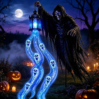 Liemannen tänd i trädgården en Halloweenkväll, blå spökslingor under lyktan
