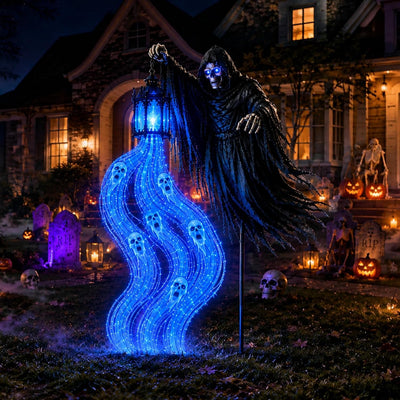Liemannen framför huset på Halloween, lyktan och slingorna tända