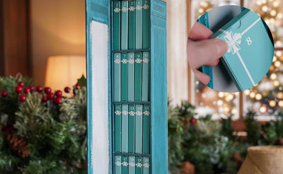 Minibok Adventskalender™ 2026 | 25 små klassikere som julepynt, en luke om dagen