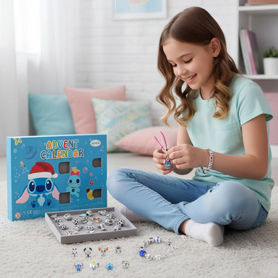Flicka som träder en Stitch-berlock på armbandet framför den öppnade kalendern